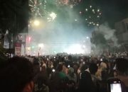 Warga Bandar Lampung Padati Jalan Protokol Rayakan Pergantian Tahun Baru