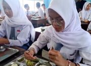 Ribuan Siswa di Bukit Kemuning Lampung Utara Menikmati Program Makan Bergizi Gratis