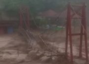 Jembatan Sumur Putri Bandar Lampung Putus dan Hanyut Diterjang Banjir