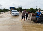 Personel Polres Lampung Tengah Bantu Warga Terdampak Banjir