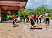 Brimob Polda Lampung Bersihkan Rumah dan Sekolah yang Terdampak Banjir