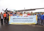 Cegah Banjir, 1 Ton Garam Ditebar di Langit Lampung