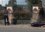 Viral, Panik Mau Ditilang Pengendara Nekat Bakar Motornya Sendiri Didepan Polisi