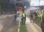 Mobil Pick Up Diduga Muat BBM Ludes Terbakar di Palembang