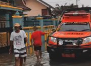 Tim SAR Evakuasi Warga Terdampak Banjir di Tanjung Senang Bandar Lampung