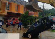 Mobil Terjebak Masuk Drainase di Bandar Lampung, Sutiyem Tewas Terseret Banjir