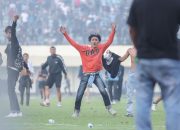Laga Persela vs Persijap di Tuban Rusuh, Suporter Mengamuk Turun Lapangan Bakar Gawang