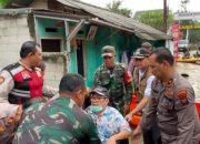 Petugas TNI – Polri Evakuasi Warga Korban Banjir yang Hendak Jalani Cuci Darah