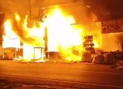 Malam Takbiran, Ruko di Pajar Bulan Lampung Barat Ludes Terbakar
