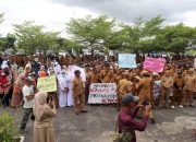 Massa Gelar Demo Beri Dukungan Kapolres Pringsewu