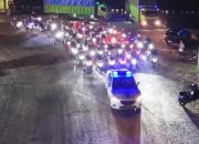 Polisi Kawal Pemudik Bermotor yang Melintasi Bandar Lampung di Malam Hari