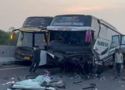 Melaju Lawan Arah, Honda BRV Adu Banten Bus Rombongan Bonek di Tol Pekalongan, 1 Tewas