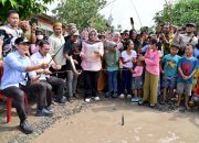 Bupati Lampung Selatan Radityo Egi Pratama Ikut Mancing Ikan Lele Bareng Warga di Jalan Rusak