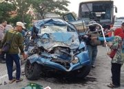 Mobil Isuzu Bawa Rombongan Umrah Tabrak Bus di Gresik, 7 Penumpang Tewas