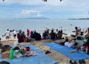 Wisatawan Asal Jakarta dan Sumsel Padati Pantai di Lampung