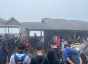 20 Pendaki Ilegal Gunung Merapi Menangis Saat Petugas Hubungi Orang Tua karena Berbohong