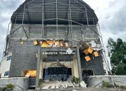 Ornamen Gedung DPRD Pesawaran Roboh