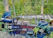 Truk Bermuatan Kayu Jati Terjun ke Jurang di Sukabumi, Sopir Tewas di Tempat