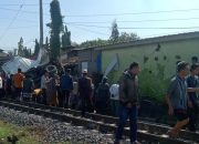 Mobil Boks Tertabrak Kereta Babaranjang di Branti Raya, Sopir Terlempar dan Luka Parah