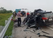 Innova Hantam Truk Fuso di Tol Lampung, 2 Mahasiswa Tewas
