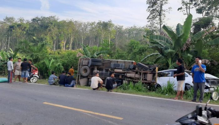 Tabrakan Beruntun di Tulang Bawang Barat, Dua Pengemudi Innova Tewas Dihantam Truk Bermuatan Padi
